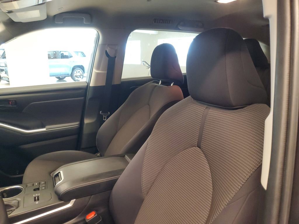 Used 2023 Toyota Highlander LE image 18