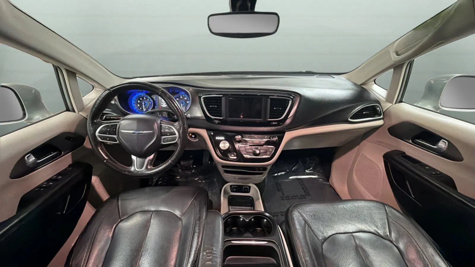 Used 2020 Chrysler Pacifica Touring-L FWD image 9