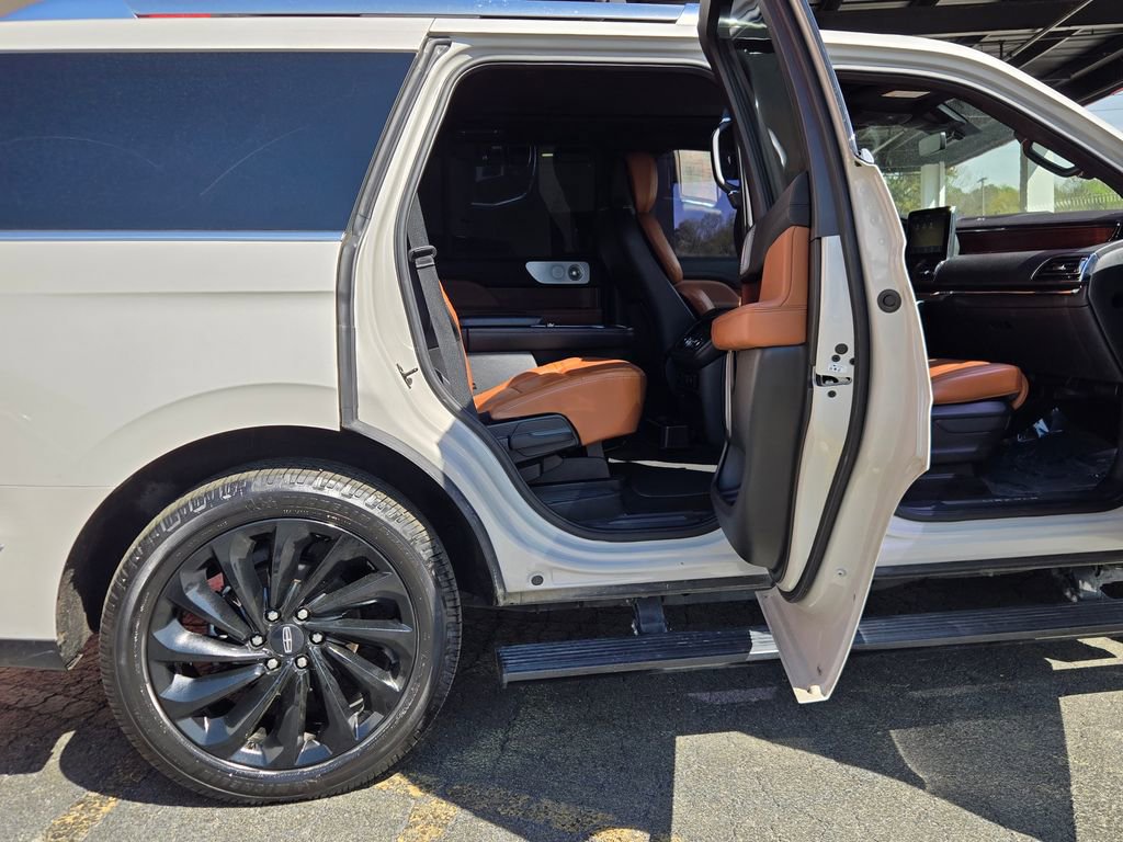 Used 2021 Lincoln Navigator Reserve AWD/4WD image 18