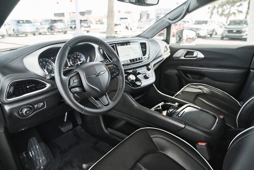 Used 2025 Chrysler Pacifica Limited image 2