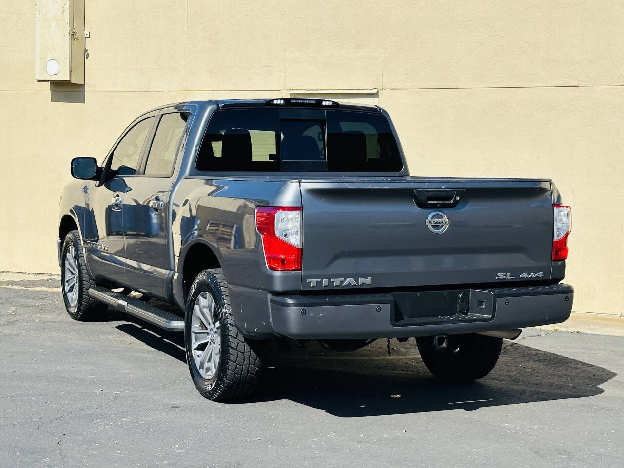 Used 2018 Nissan Titan SL AWD/4WD image 5