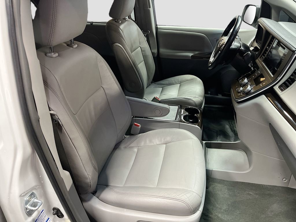 Used 2017 Toyota Sienna XLE image 29