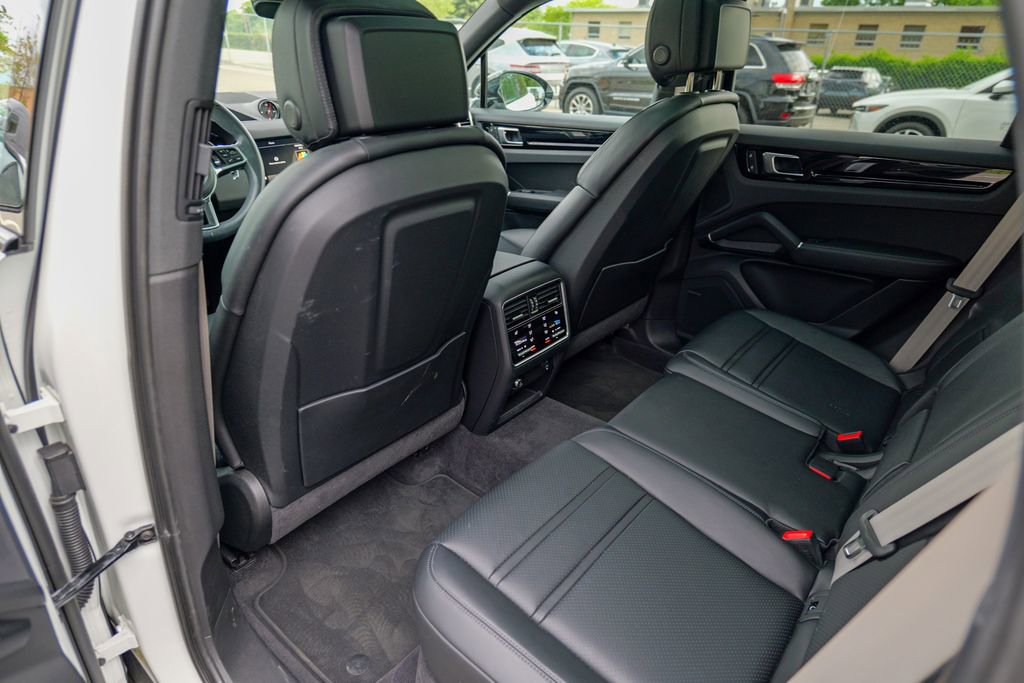 Used 2023 Porsche Cayenne Platinum Edition AWD/4WD image 28