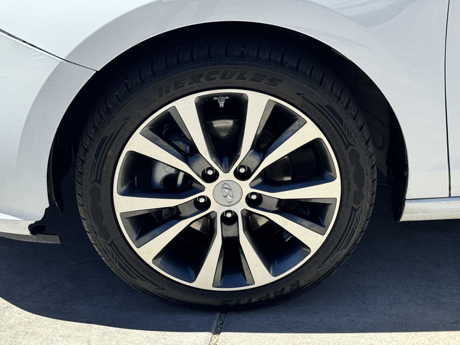 Used 2020 Hyundai Elantra GT w/ Style Package 02 FWD image 9
