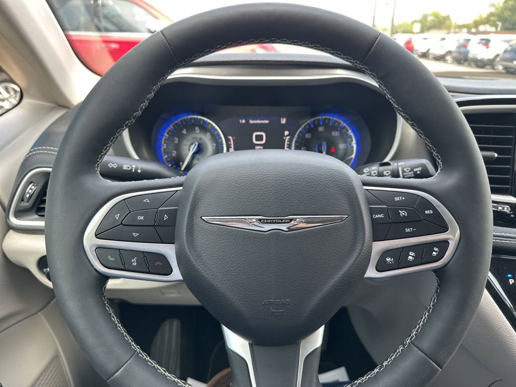 Used 2024 Chrysler Pacifica Touring-L image 19
