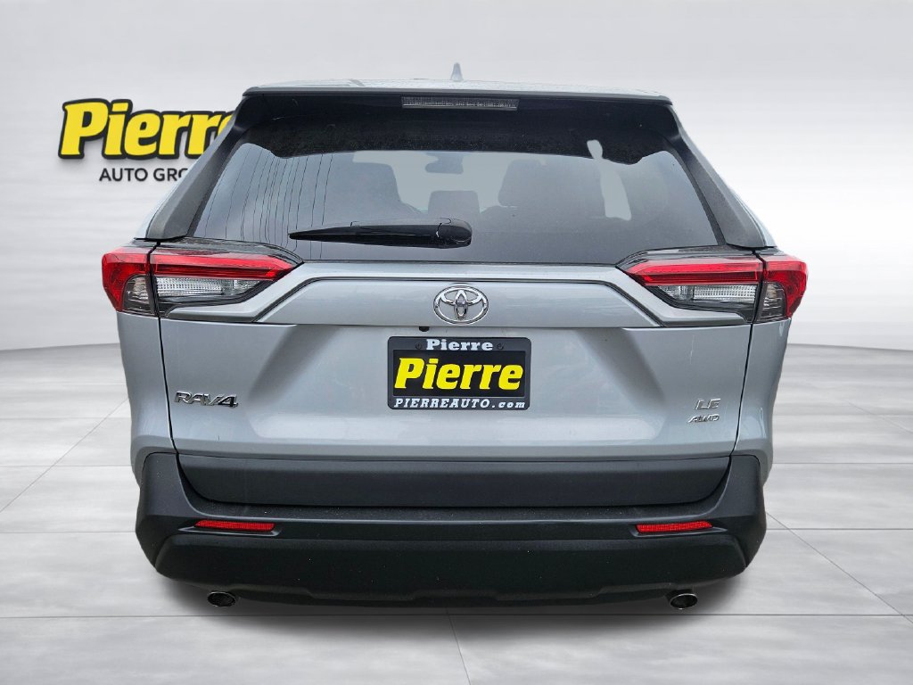 Used 2022 Toyota RAV4 LE AWD/4WD image 4