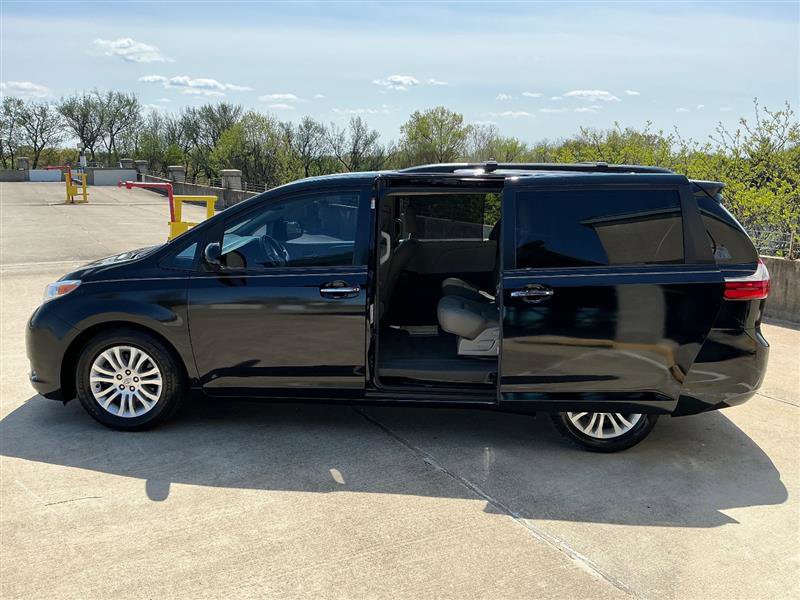 Used 2016 Toyota Sienna XLE w/ XLE Navigation Package image 4