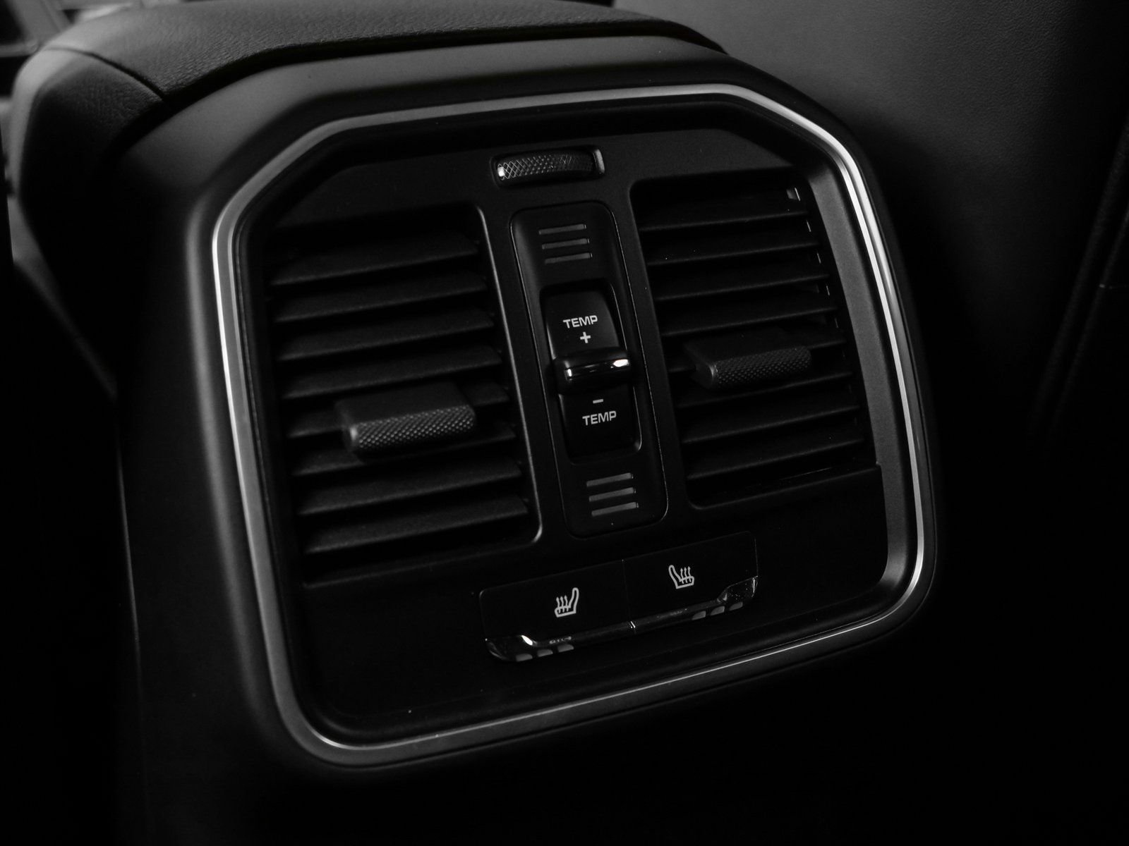 Certified 2025 Porsche Macan image 39