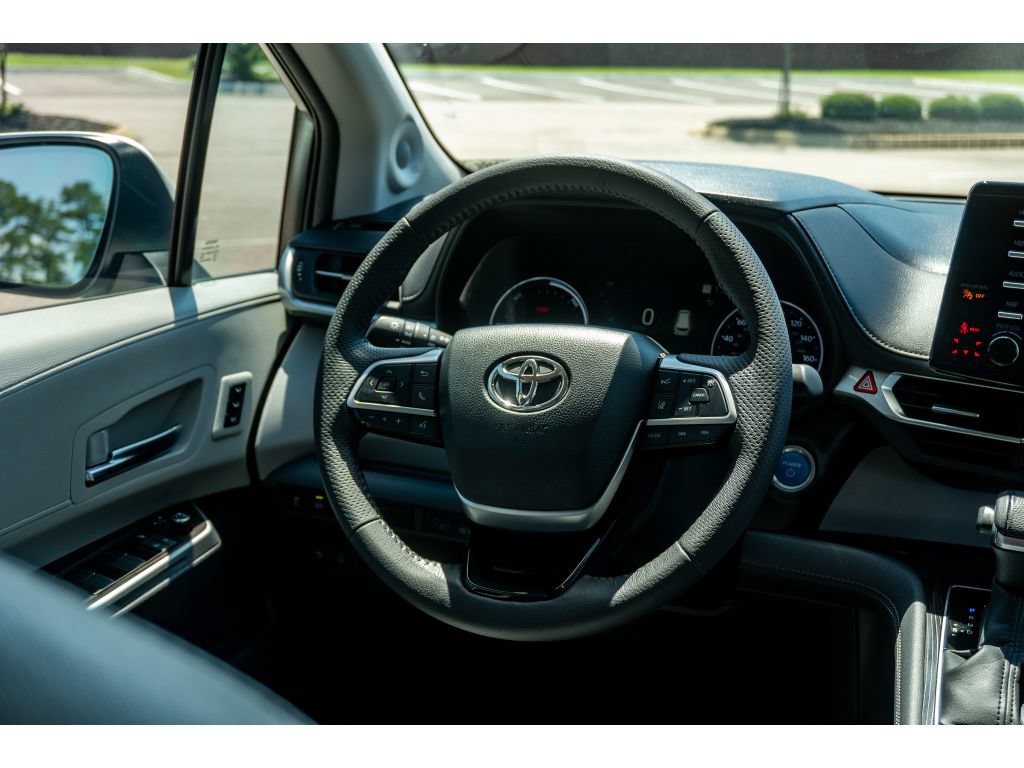 Used 2022 Toyota Sienna Limited FWD image 21