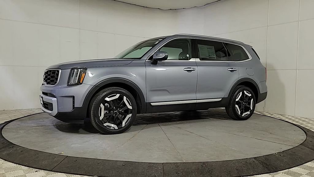 Used 2025 Kia Telluride S image 4