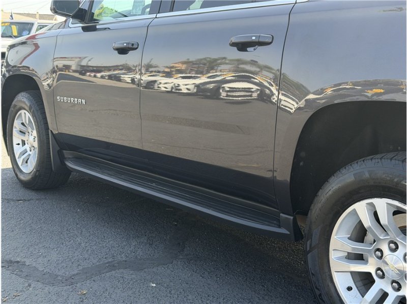 Used 2018 Chevrolet Suburban LT w/ Luxury Package RWD image 49