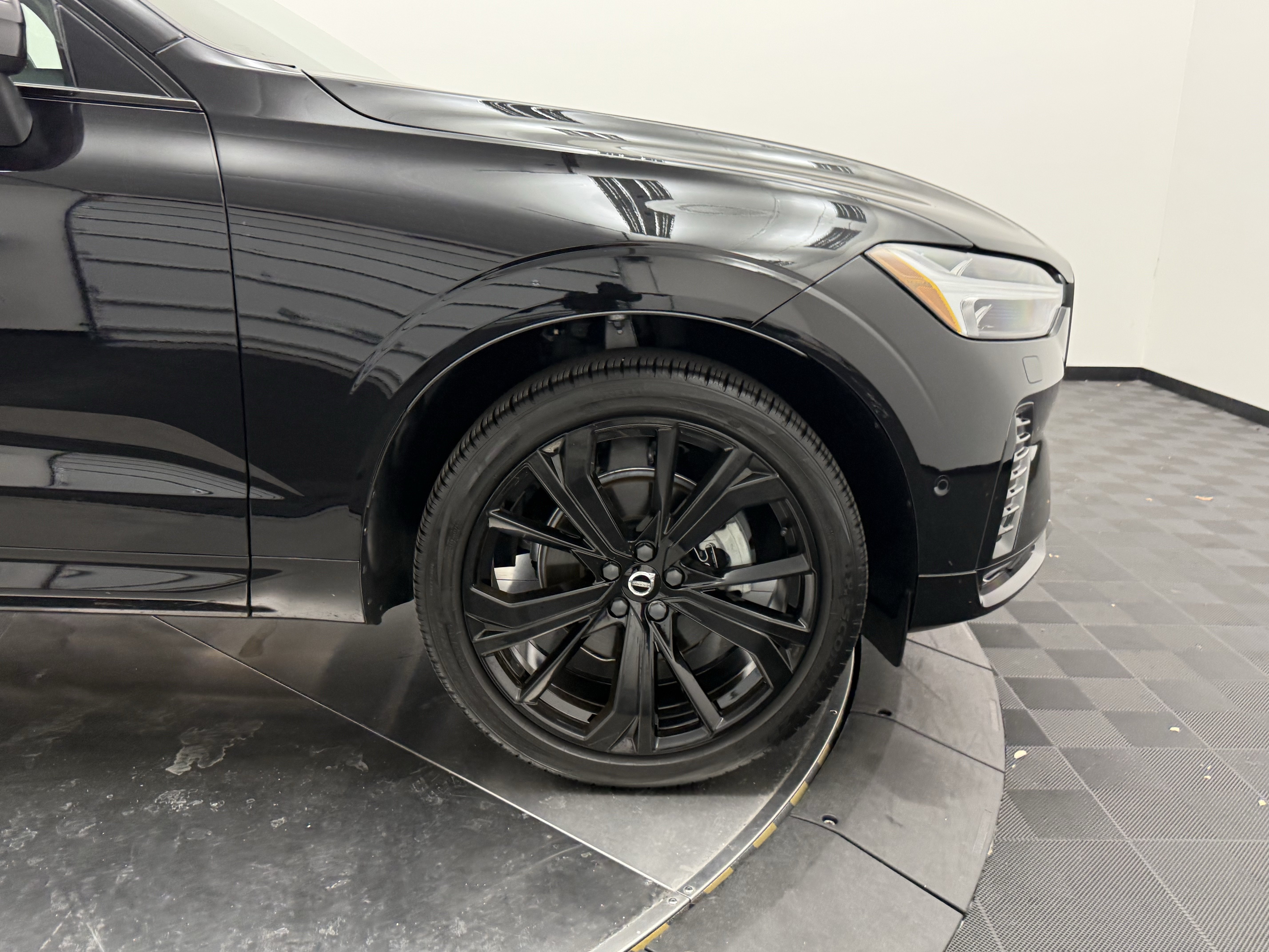 Certified 2024 Volvo XC60 B5 Ultimate AWD/4WD image 9