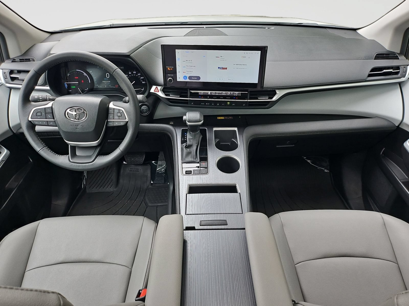Used 2025 Toyota Sienna XLE FWD image 16