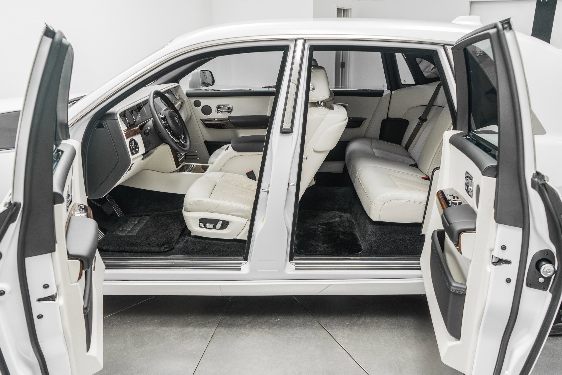 Used 2023 Rolls-Royce Phantom Sedan image 24