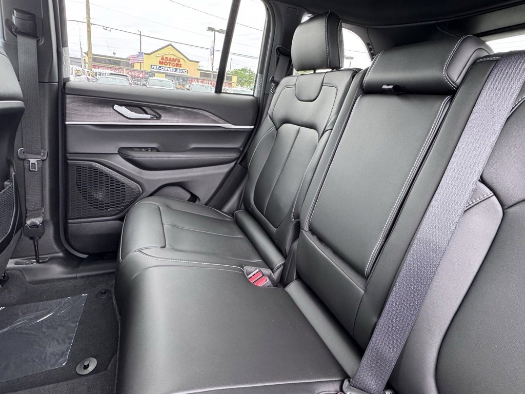 New 2025 Jeep Grand Cherokee Limited w/ Black Appearance Package image 16