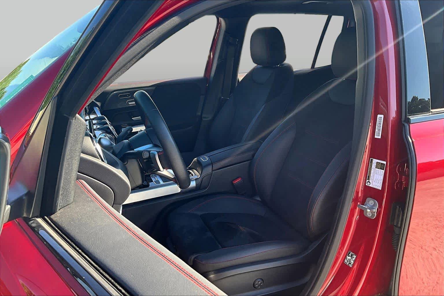 Used 2025 Mercedes-Benz GLB 250 image 8