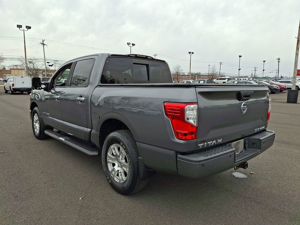 Used 2017 Nissan Titan SV image 4