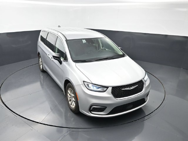Used 2024 Chrysler Pacifica Touring-L FWD image 30
