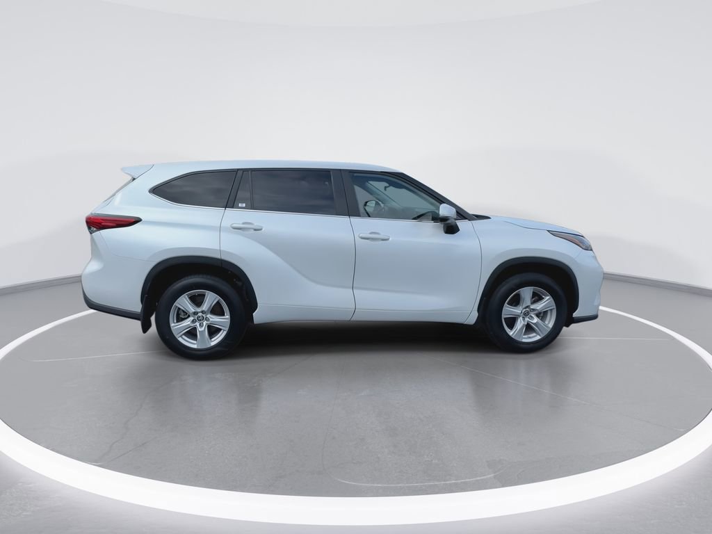 Used 2023 Toyota Highlander LE image 9