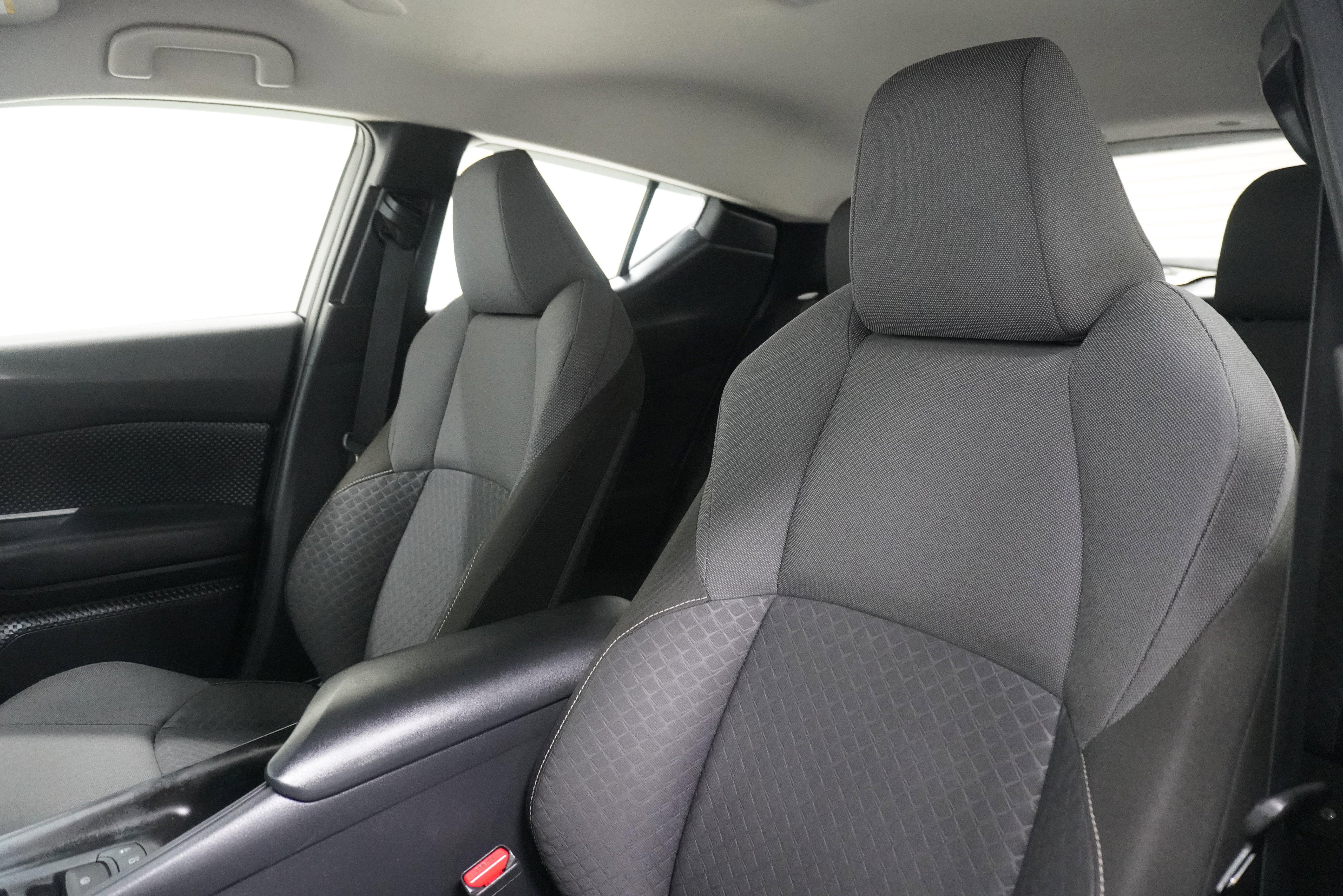 Used 2020 Toyota C-HR LE FWD image 11