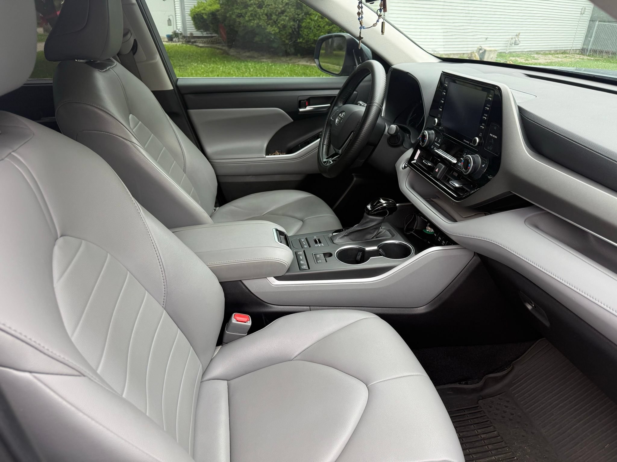 Used 2021 Toyota Highlander XLE AWD/4WD image 4