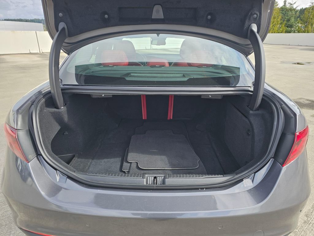 Used 2019 Alfa Romeo Giulia image 16