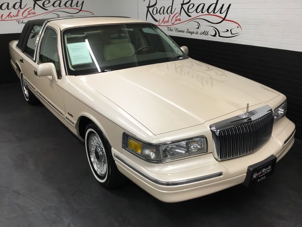 Used 1997 Lincoln Town Car Executive RWD image 2