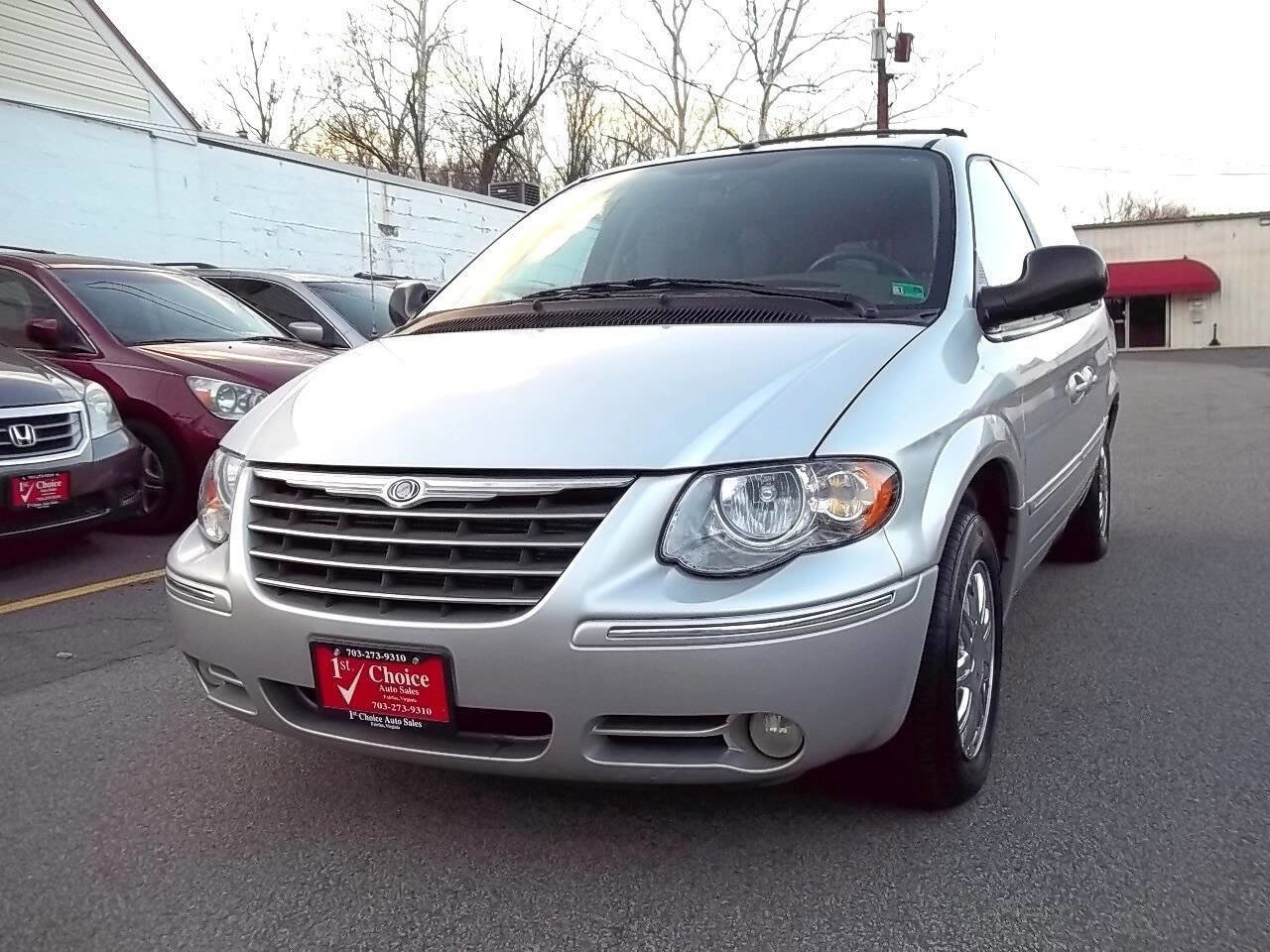 Used 2007 Chrysler Town & Country Limited FWD image 1