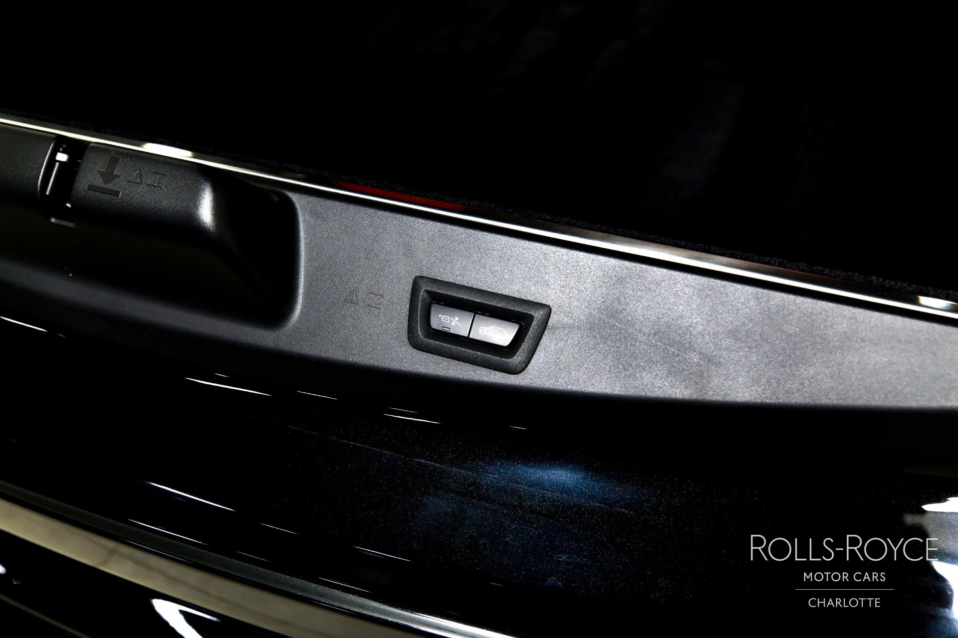 Certified 2022 Rolls-Royce Cullinan w/ Dark Exterior Package image 25