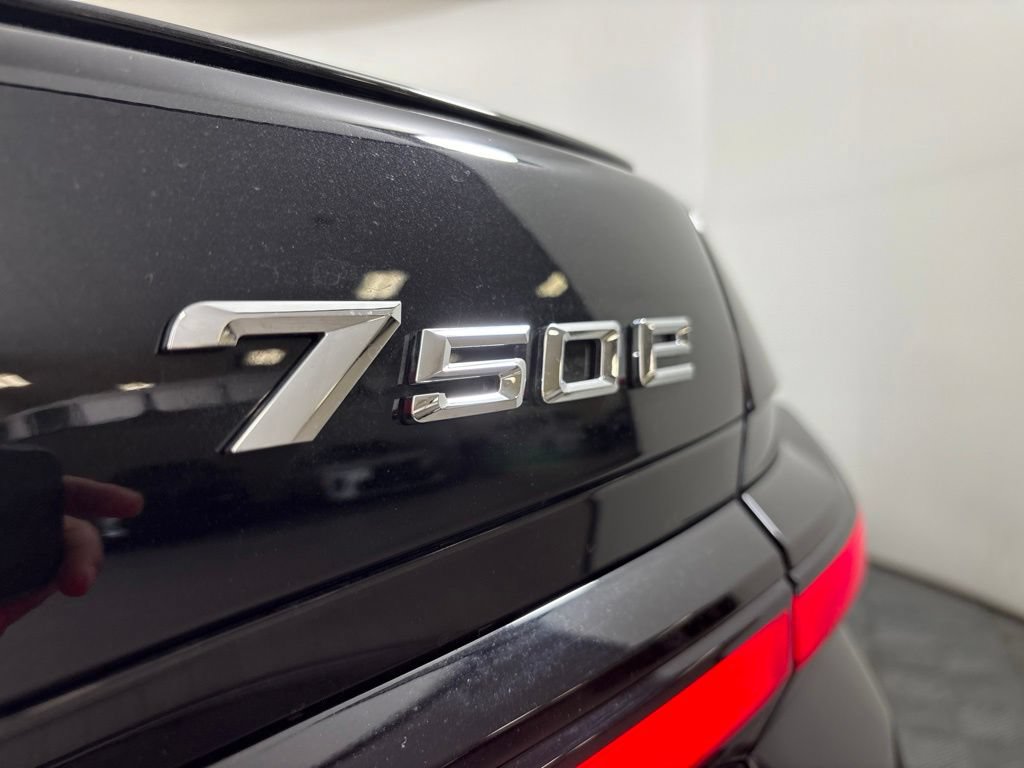 Certified 2025 BMW 750e xDrive AWD/4WD image 11