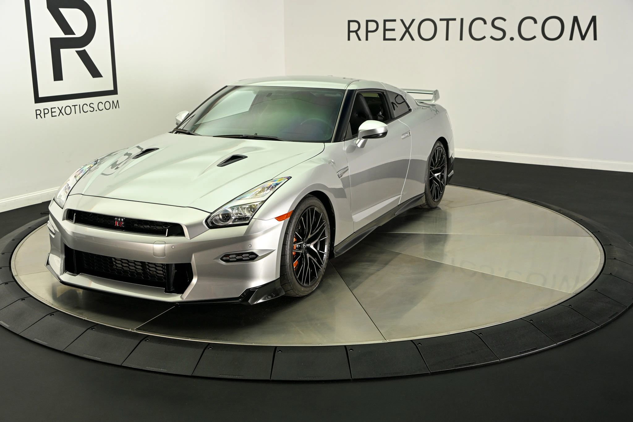Used 2024 Nissan GT-R Premium w/ Floor Mat Package AWD/4WD image 13