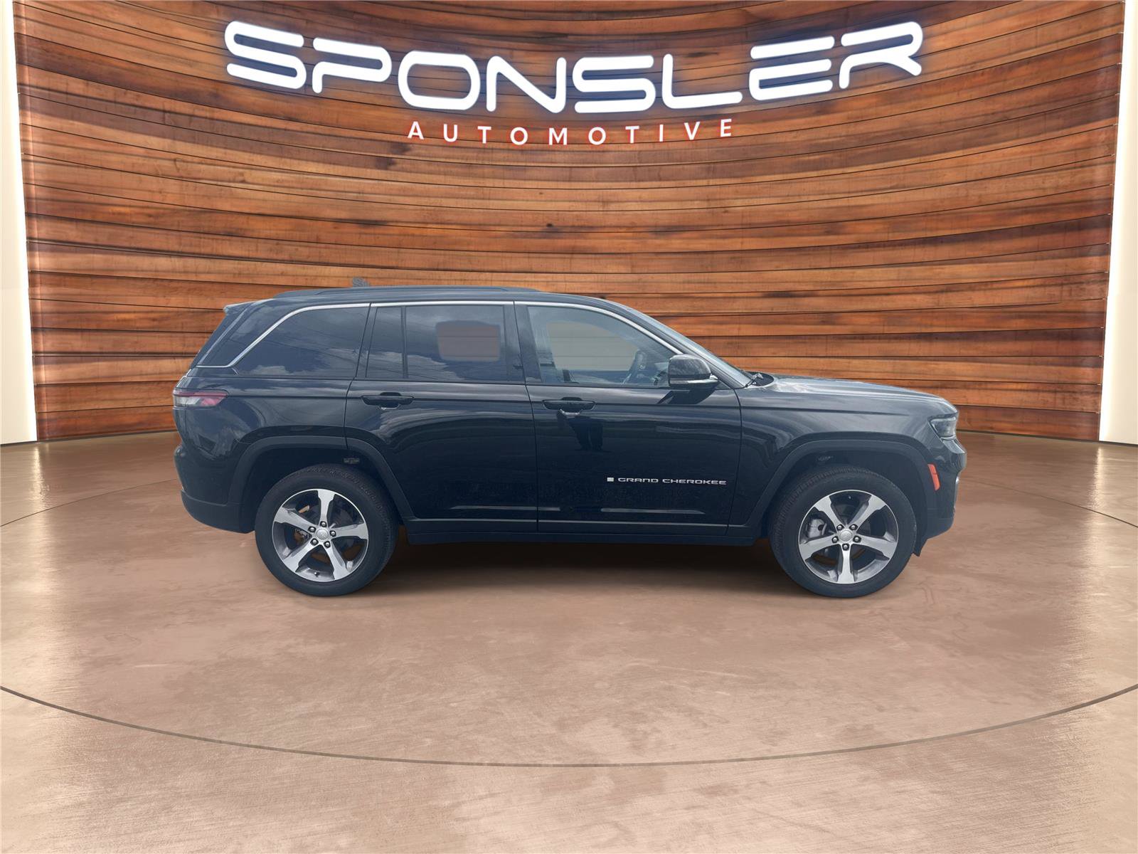Used 2024 Jeep Grand Cherokee Limited AWD/4WD image 8