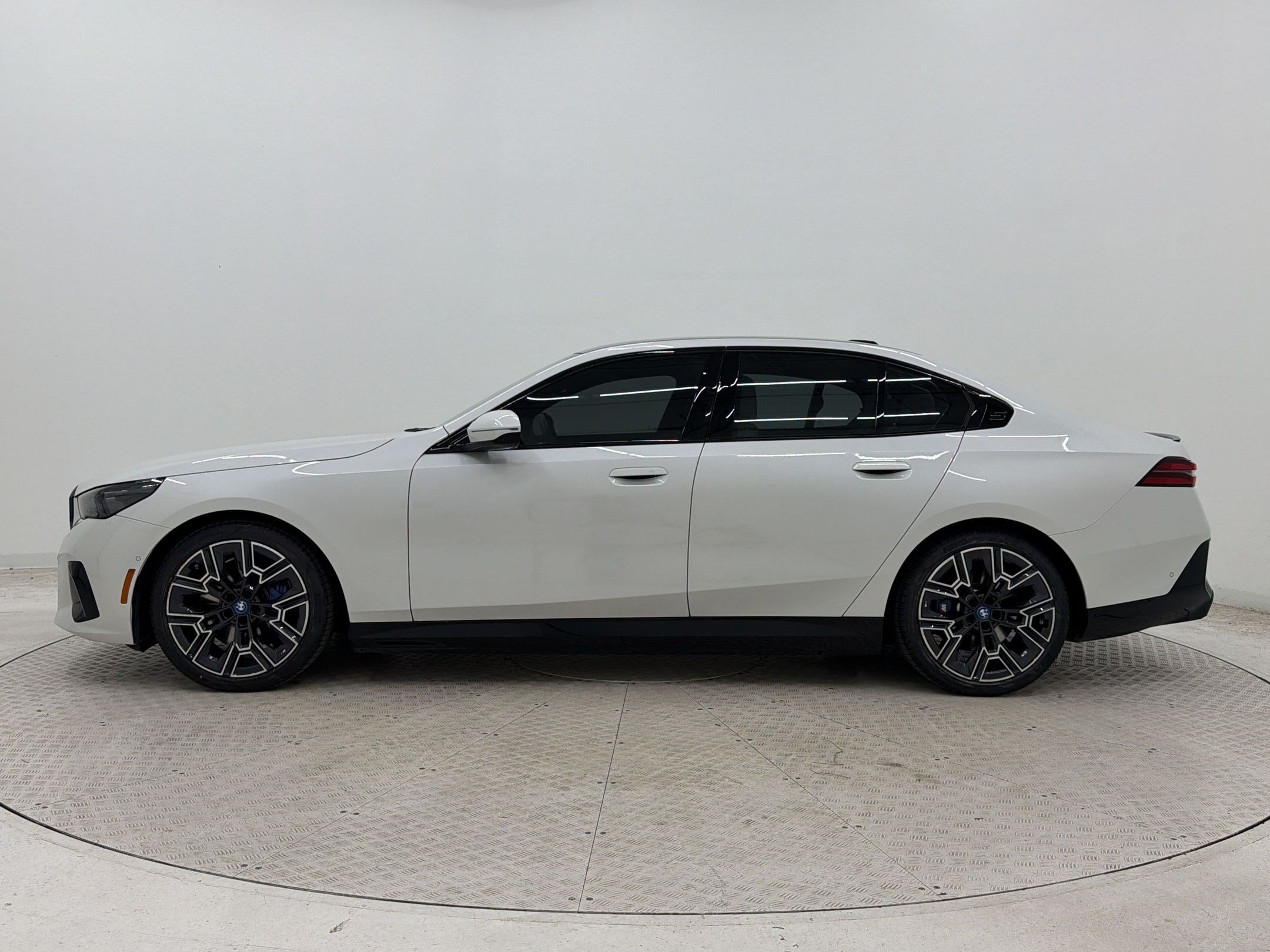 Certified 2024 BMW i5 eDrive40i w/ Executive Package RWD image 2