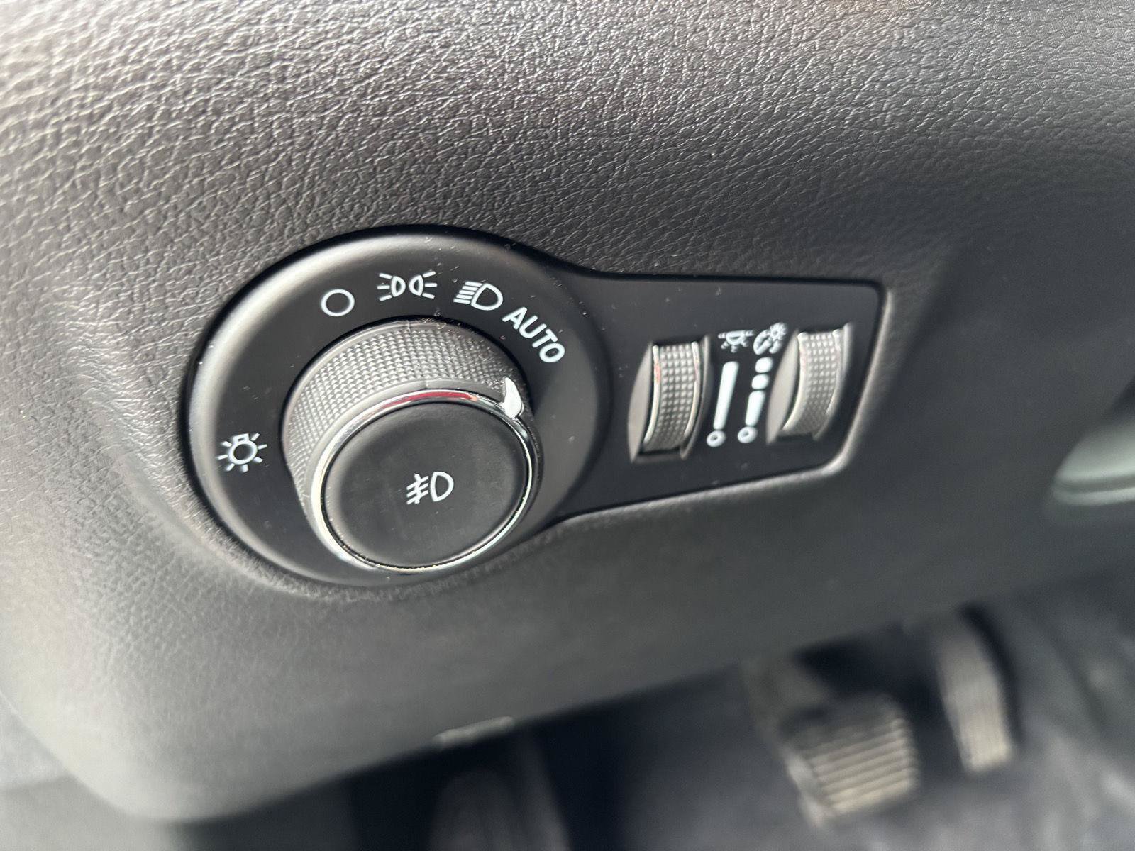 Used 2023 Jeep Compass Latitude w/ Convenience Group AWD/4WD image 18