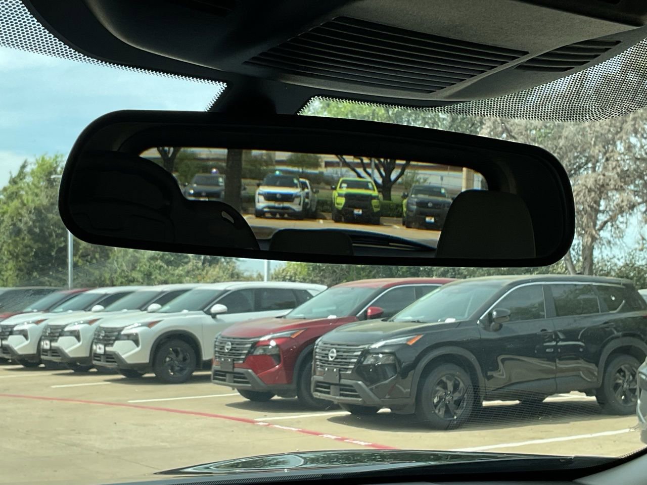 Used 2025 Nissan Rogue SV FWD image 27