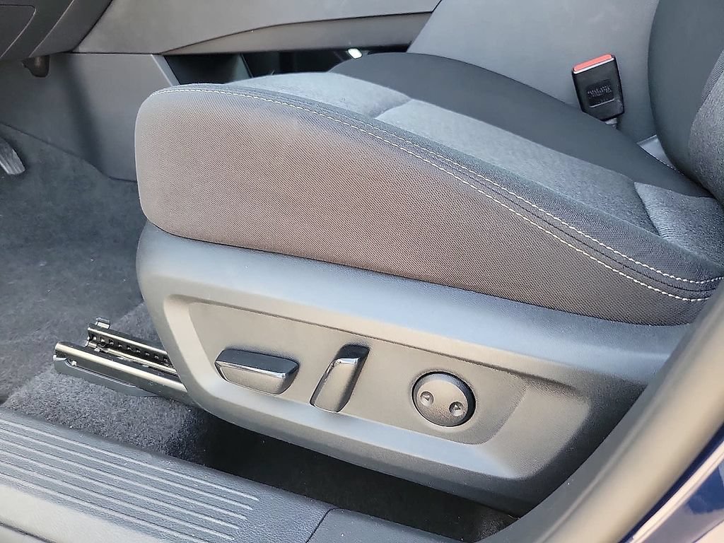 Used 2025 Nissan Rogue SV FWD image 12