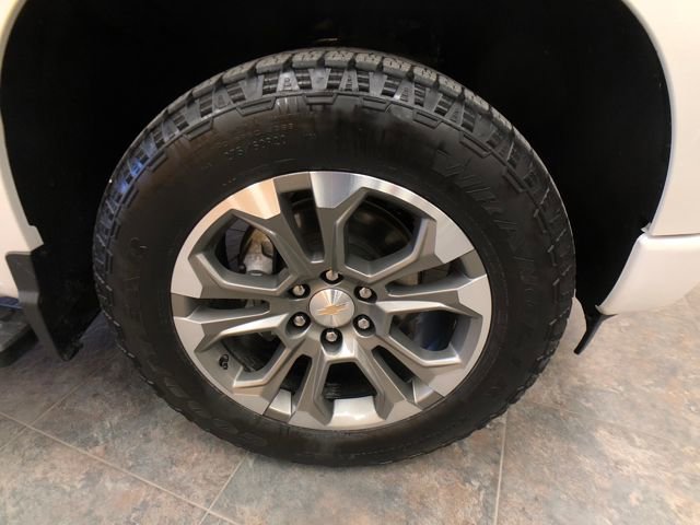 Used 2024 Chevrolet Silverado 1500 High Country w/ Technology Package AWD/4WD image 9