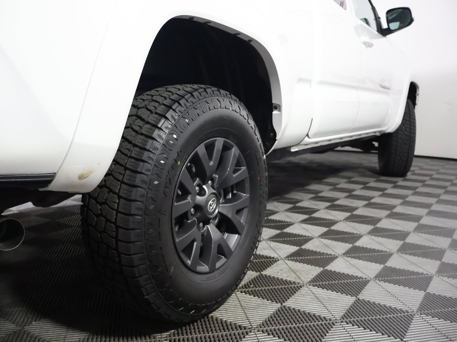 Used 2020 Toyota Tacoma SR5 AWD/4WD image 11