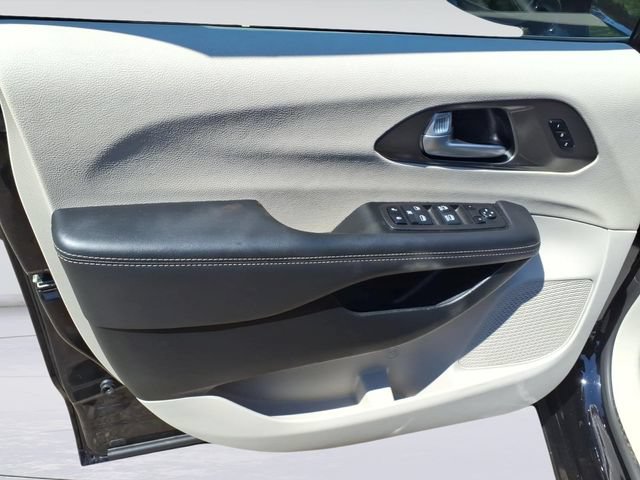 Used 2024 Chrysler Pacifica Touring-L FWD image 12
