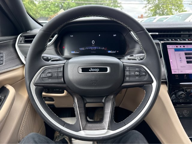 Used 2023 Jeep Grand Cherokee L Limited w/ Luxury Tech Group II AWD/4WD image 19