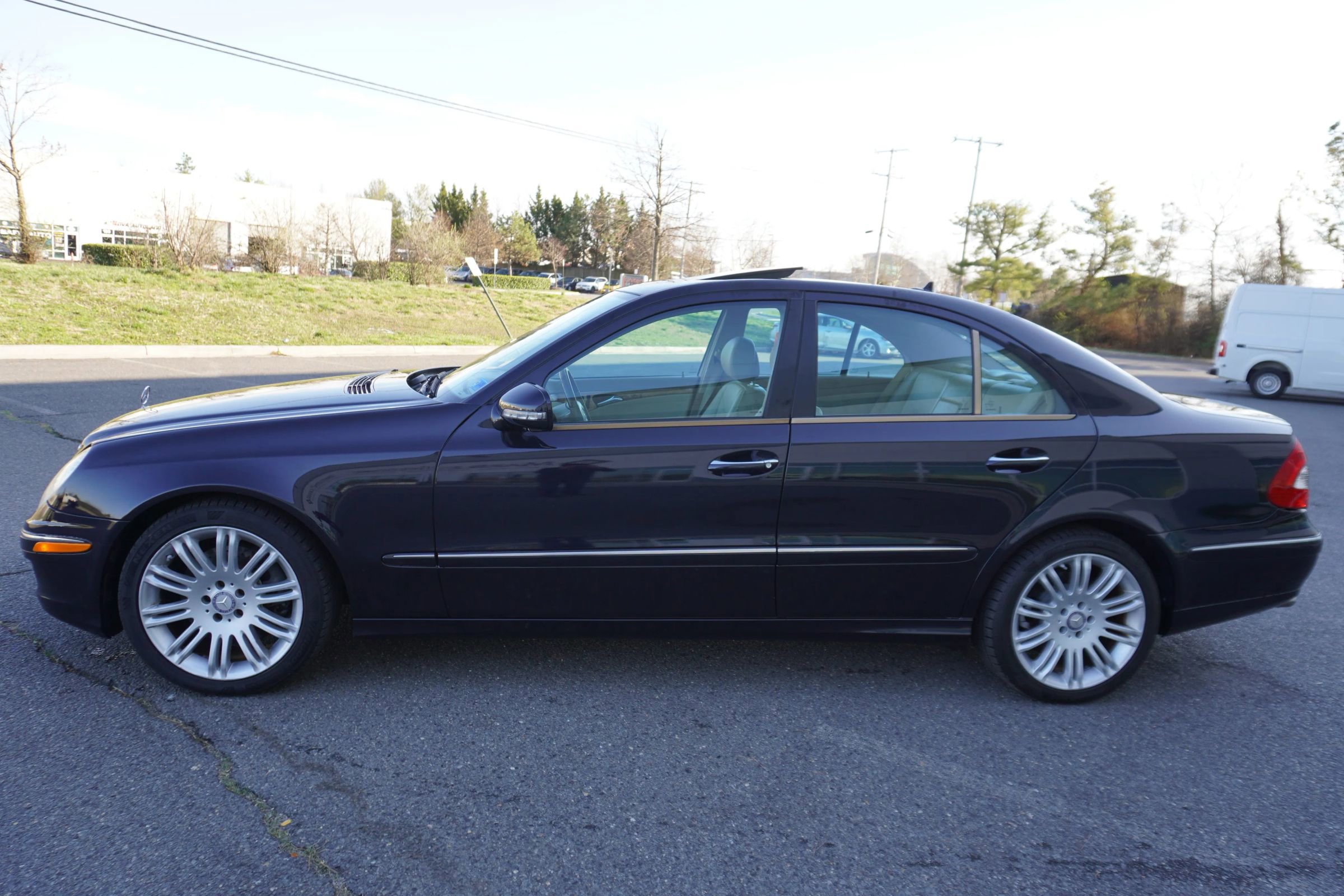 Used 2008 Mercedes-Benz E 350 E 350 4MATIC Sedan 4D image 4