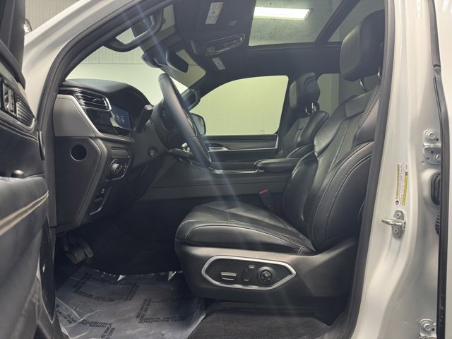 Used 2023 Jeep Wagoneer Series III w/ Premium Group I image 10