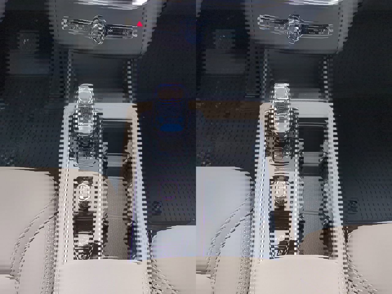 New 2026 Volvo XC90 B6 Plus w/ Protection Package Premier image 17