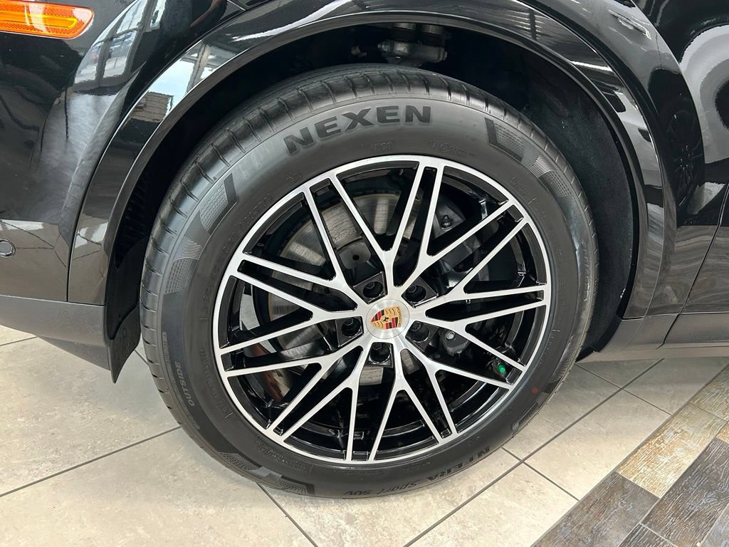 Used 2025 Porsche Cayenne AWD/4WD image 9