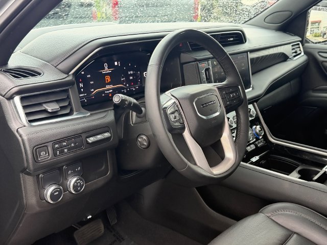 Used 2023 GMC Yukon Denali RWD image 12