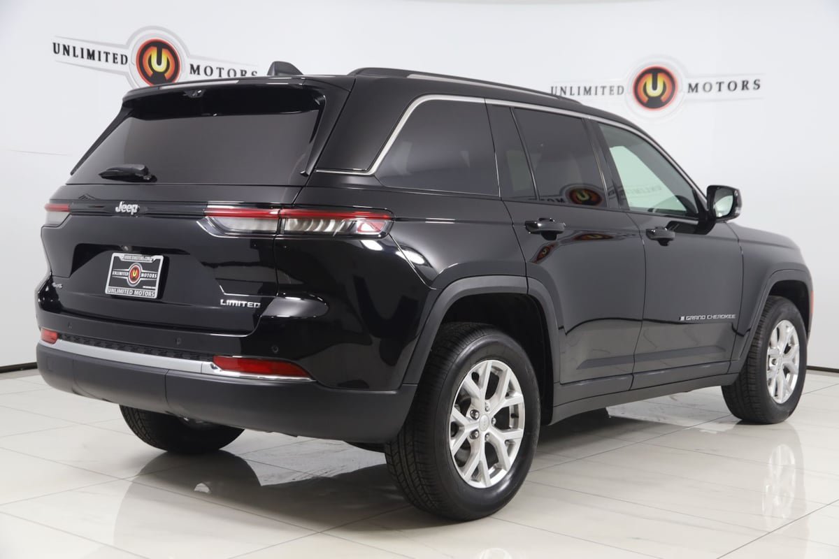 Used 2023 Jeep Grand Cherokee Limited w/ Luxury Tech Group II AWD/4WD image 3