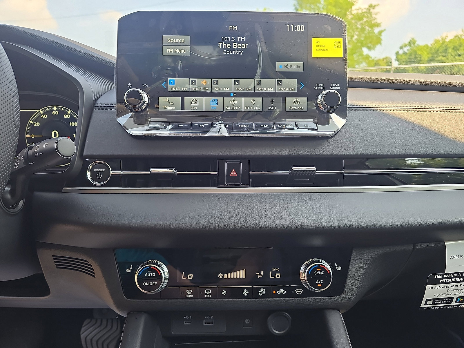 New 2025 Mitsubishi Outlander SE image 19