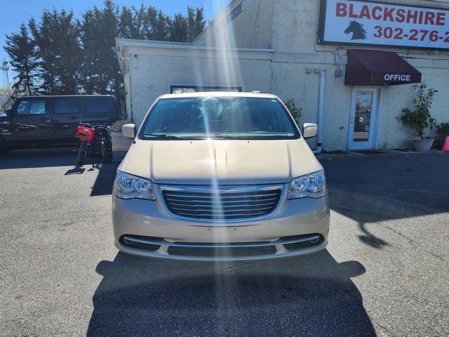 Used 2015 Chrysler Town & Country Touring FWD image 2