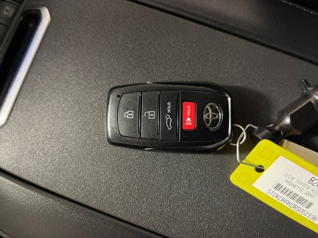 Certified 2024 Toyota Highlander XLE image 24