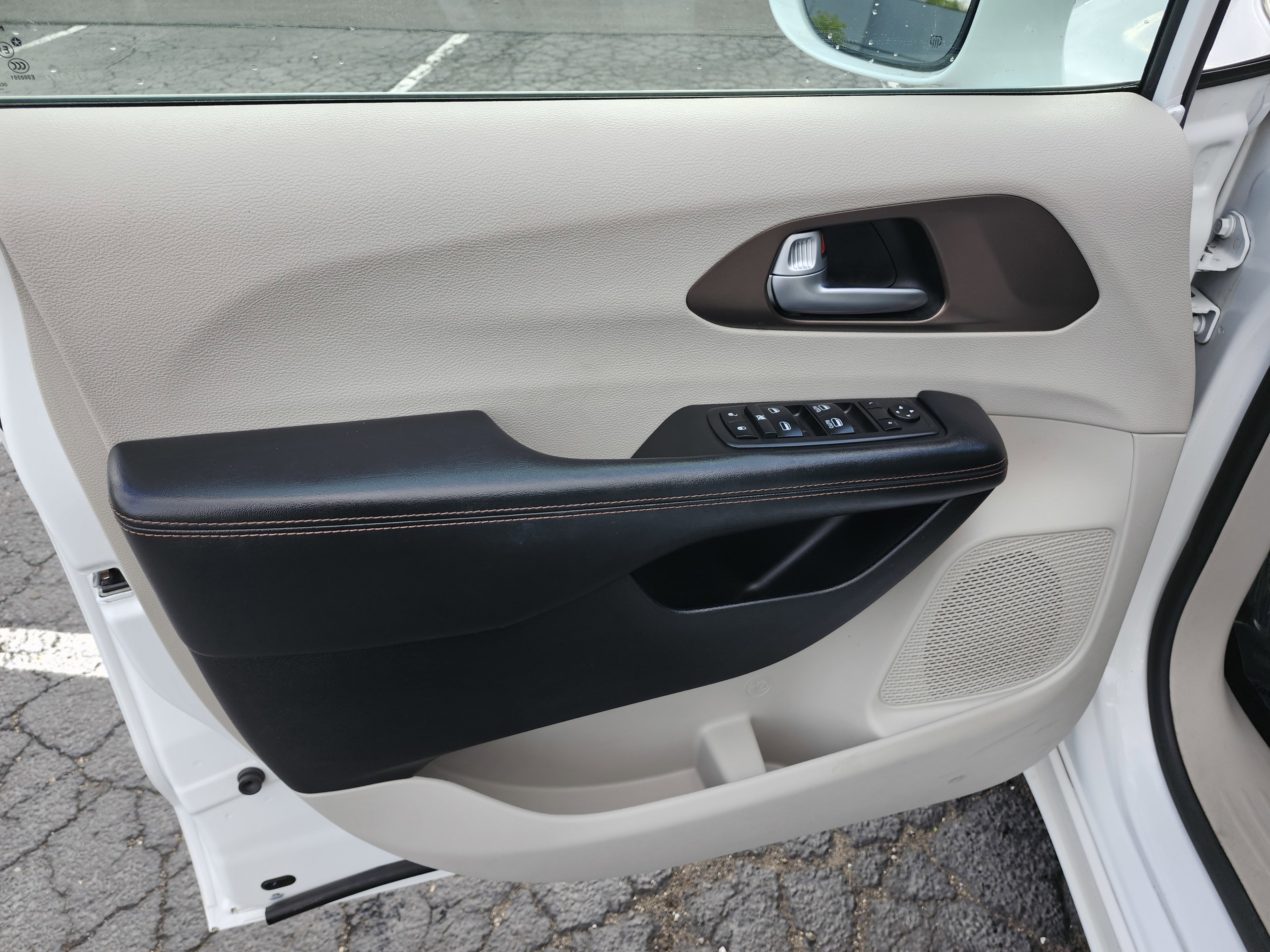 Used 2017 Chrysler Pacifica Touring-L FWD image 25